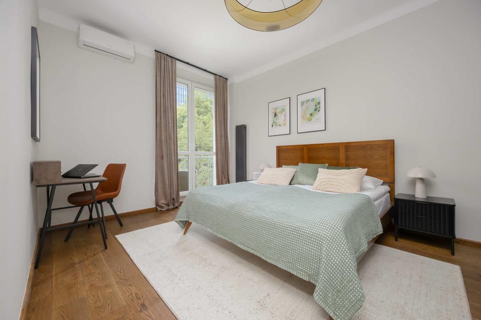 Bed, Photo of the whole room, Seating area, Bedroom