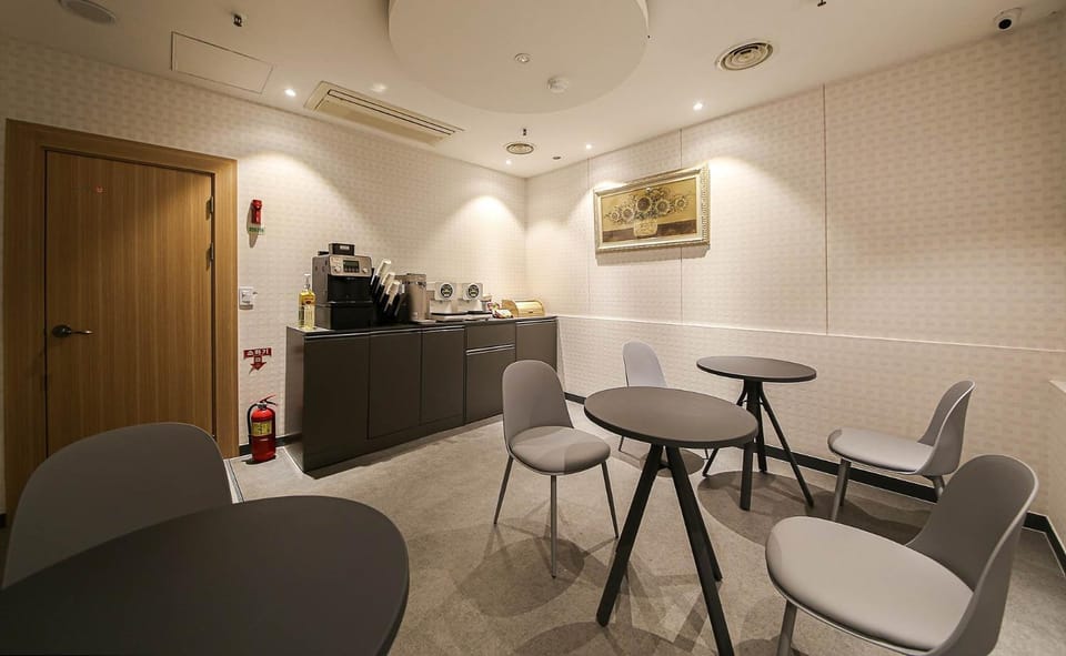 Coffee/tea facilities, Dining area