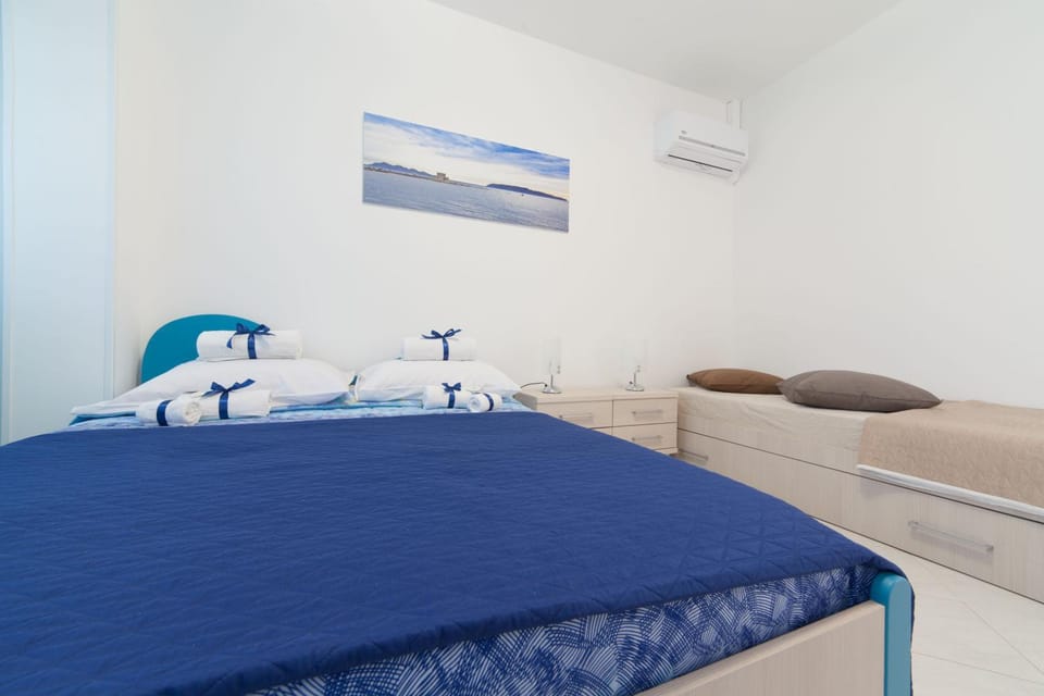Bed, TV and multimedia, Photo of the whole room, Bedroom, internet, locker, towels, wardrobe, air conditioner