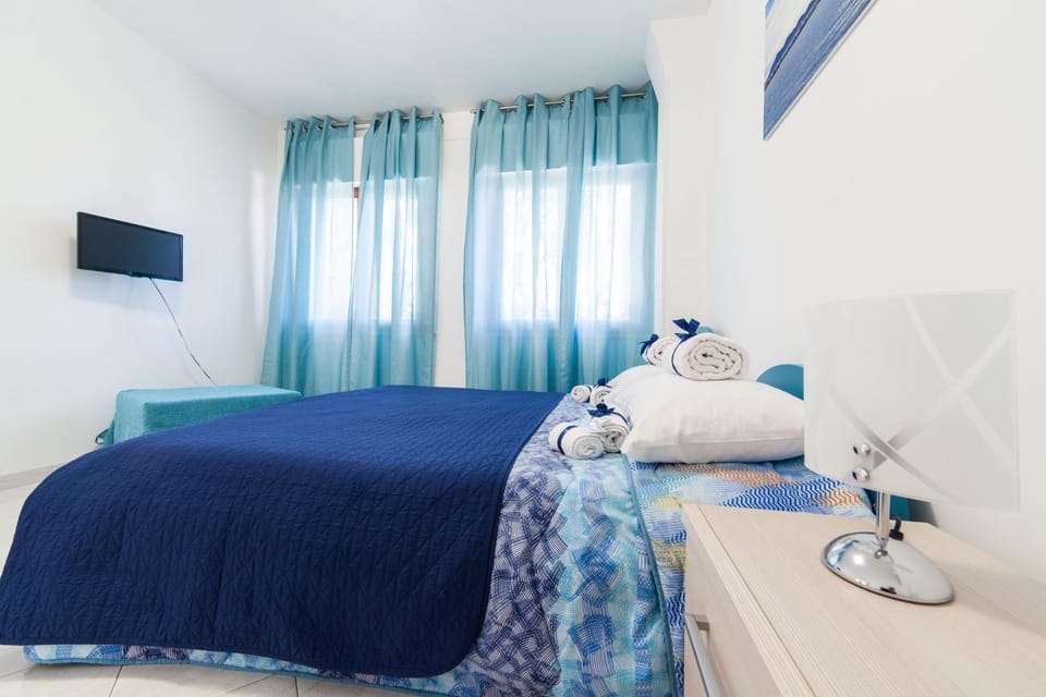 Bed, TV and multimedia, Photo of the whole room, Bedroom, internet, locker, towels, wardrobe, air conditioner