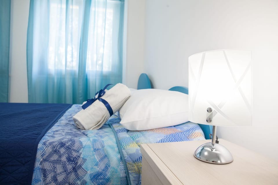 Bed, TV and multimedia, Photo of the whole room, Bedroom, internet, locker, towels, wardrobe, air conditioner