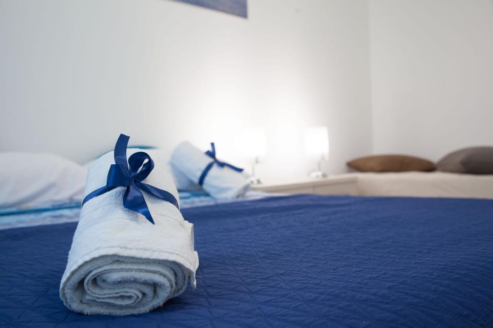 Bed, TV and multimedia, Photo of the whole room, Bedroom, internet, locker, towels, wardrobe, air conditioner