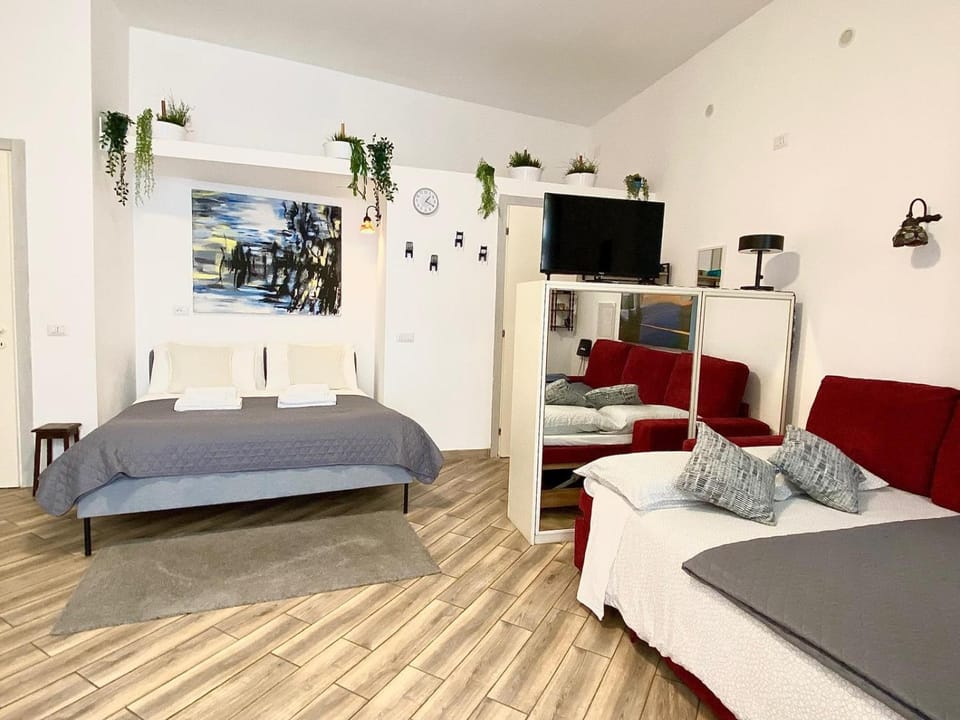 Bed, TV and multimedia, Living room, Photo of the whole room, Bedroom