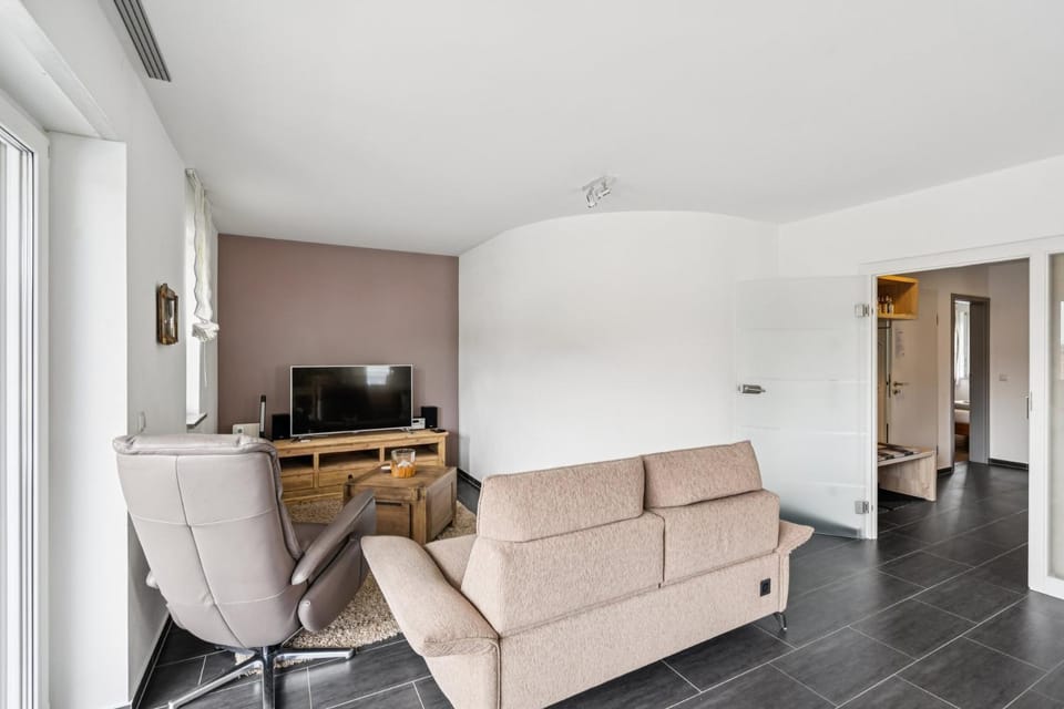 TV and multimedia, Living room, Seating area, Evening entertainment