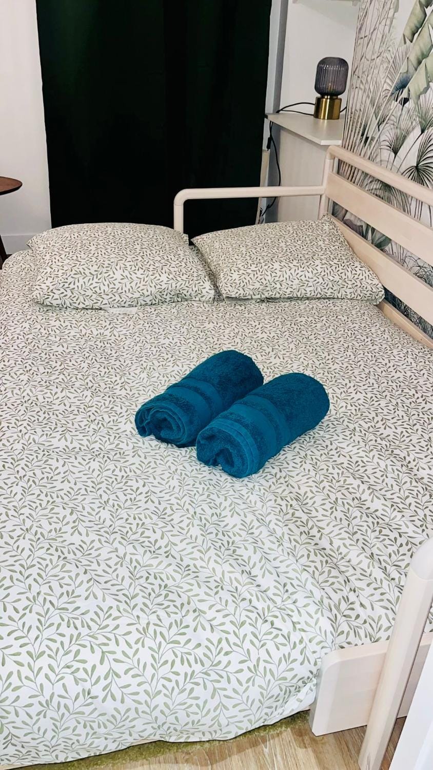 Bed, towels