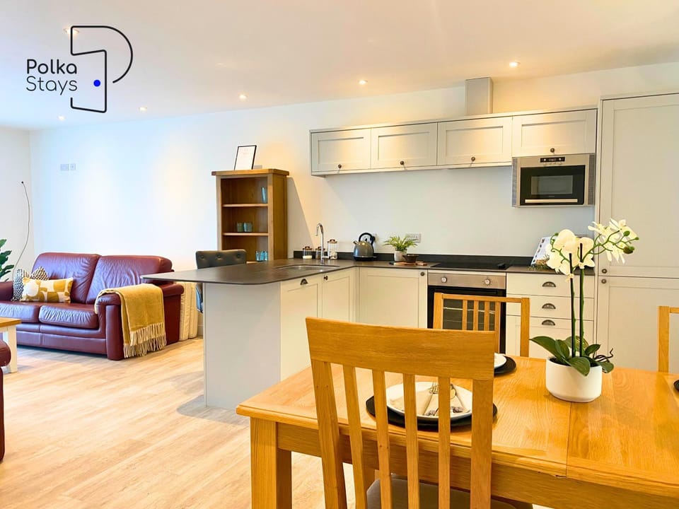 Kitchen or kitchenette, Living room, Seating area, Dining area, oven, pet friendly, stove, toaster