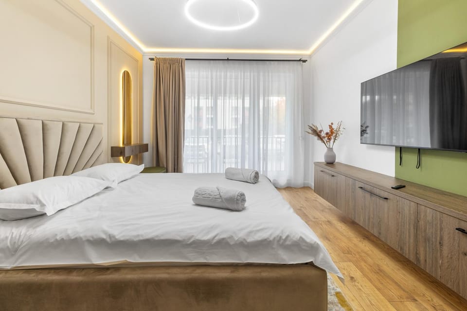 Bed, TV and multimedia, Photo of the whole room, Bedroom, towels