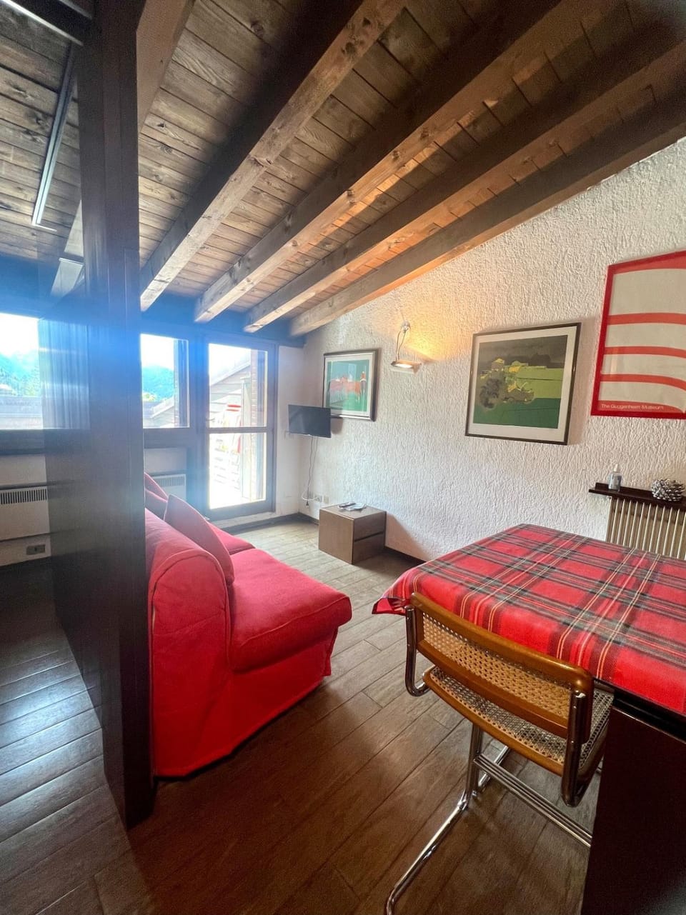 Bed, TV and multimedia, Living room, Photo of the whole room, Seating area, Dining area