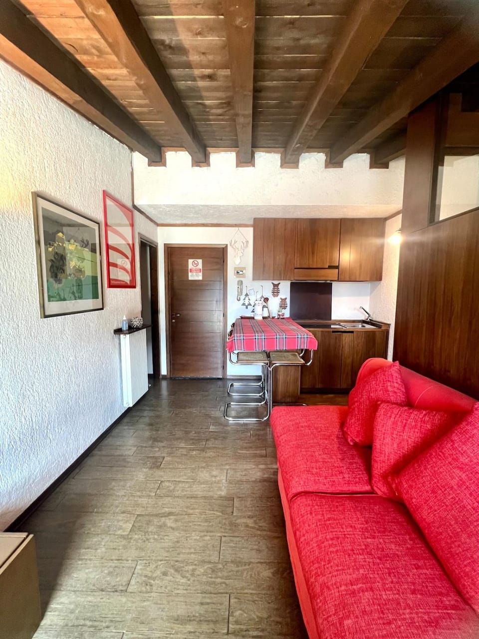 Kitchen or kitchenette, Living room, Seating area, Dining area