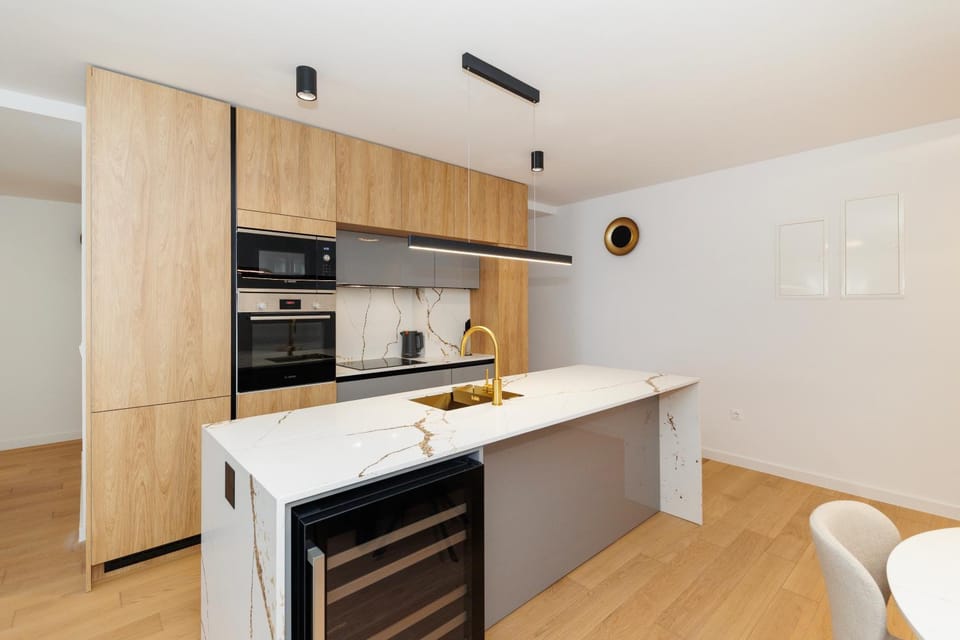 Kitchen or kitchenette, dishwasher, oven, toaster