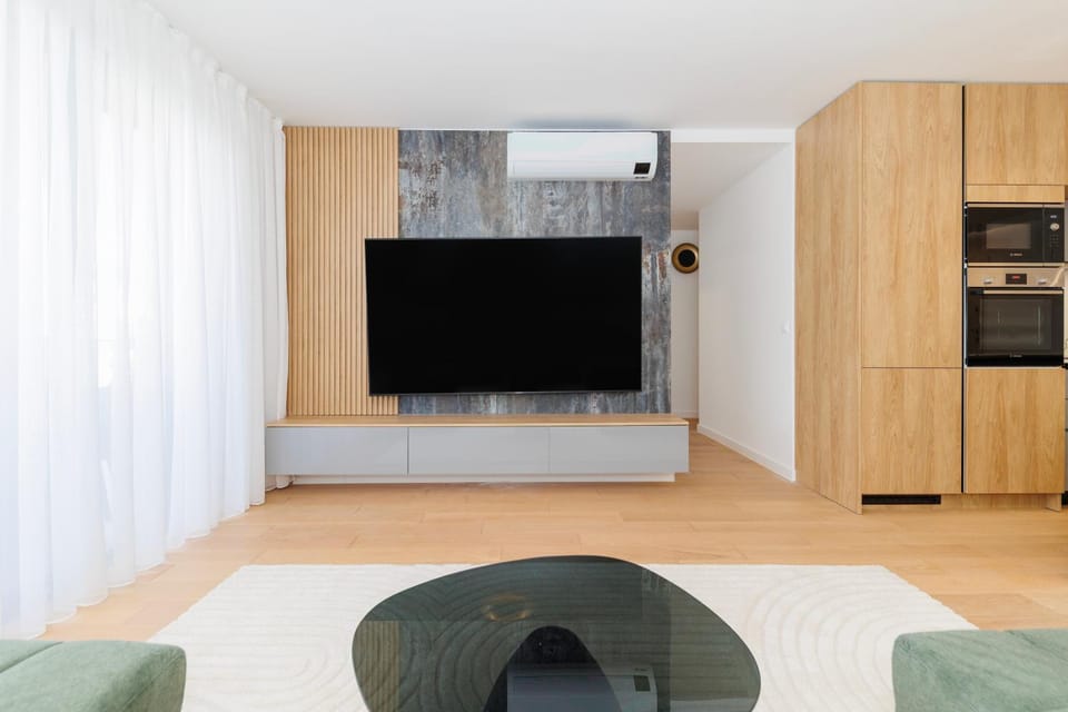 TV and multimedia, Living room, Seating area, air conditioner