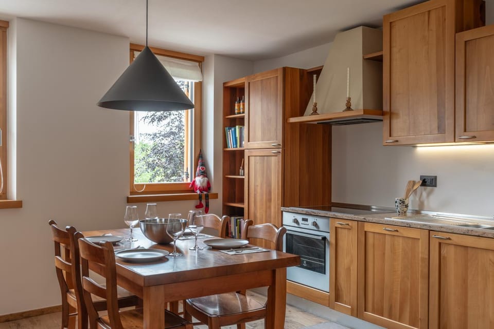 Dining area, kitchen