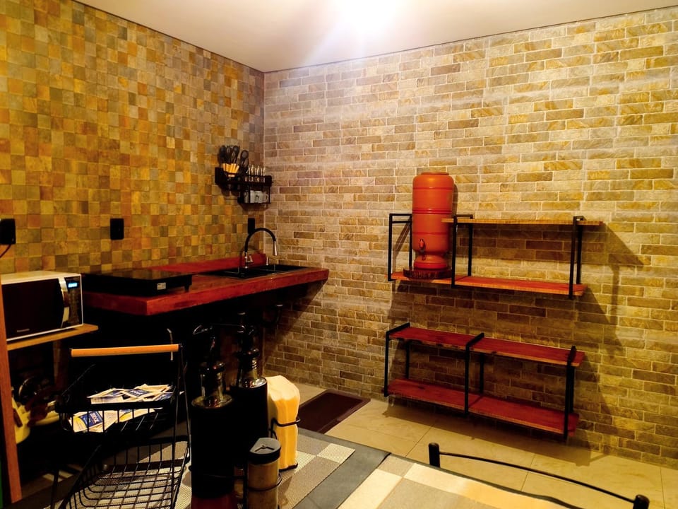 Kitchen or kitchenette, microwave, minibar, stove