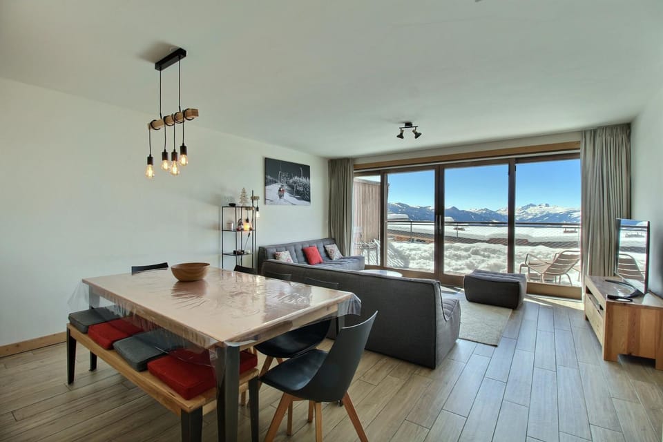 Day, Natural landscape, Winter, View (from property/room), Living room, Seating area, Dining area, Mountain view, Meals, Time of day