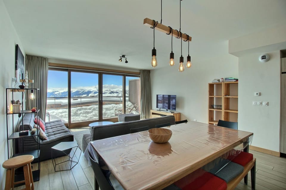 Communal lounge/ TV room, Day, Natural landscape, TV and multimedia, View (from property/room), Living room, Seating area, Dining area, Mountain view, Time of day, internet