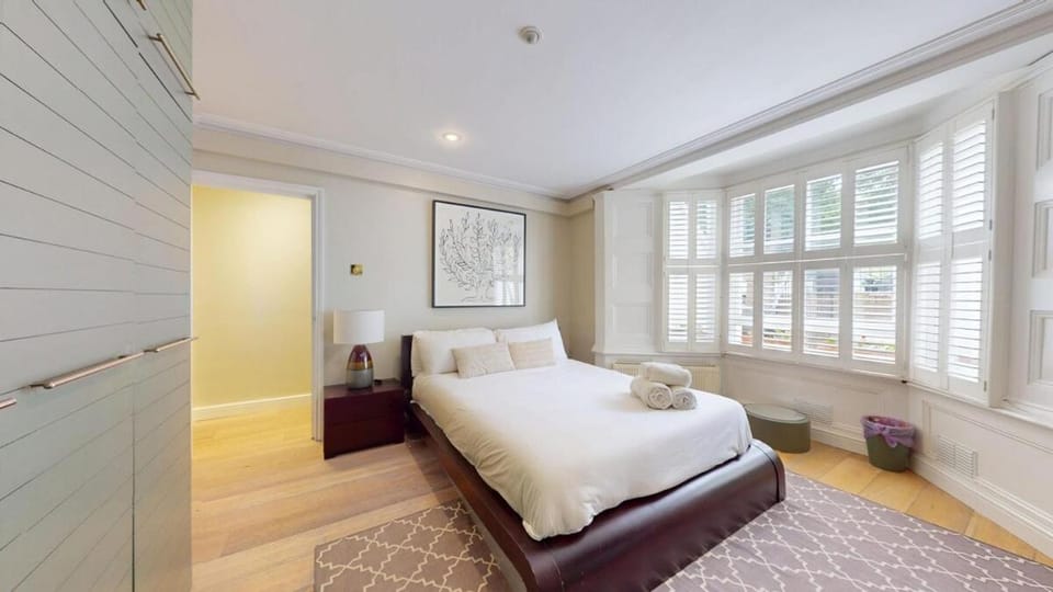 Bright 2 Bed With Patio & Backyard on Victoria Park Apartment in London Borough of Hackney
