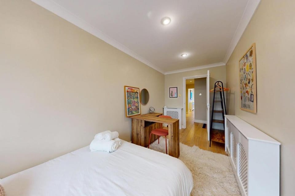 Bright 2 Bed With Patio & Backyard on Victoria Park Apartment in London Borough of Hackney