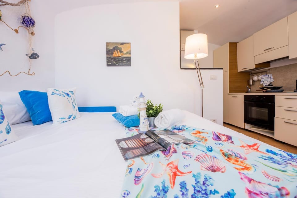 Bed, Kitchen or kitchenette, Photo of the whole room