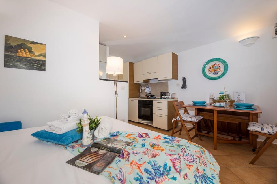 Bed, Kitchen or kitchenette, Photo of the whole room, Dining area
