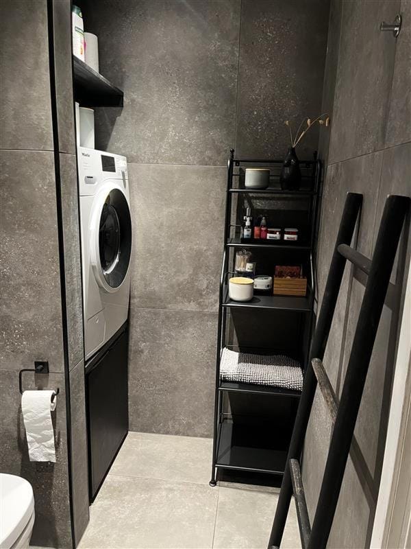 Bathroom, washing machine