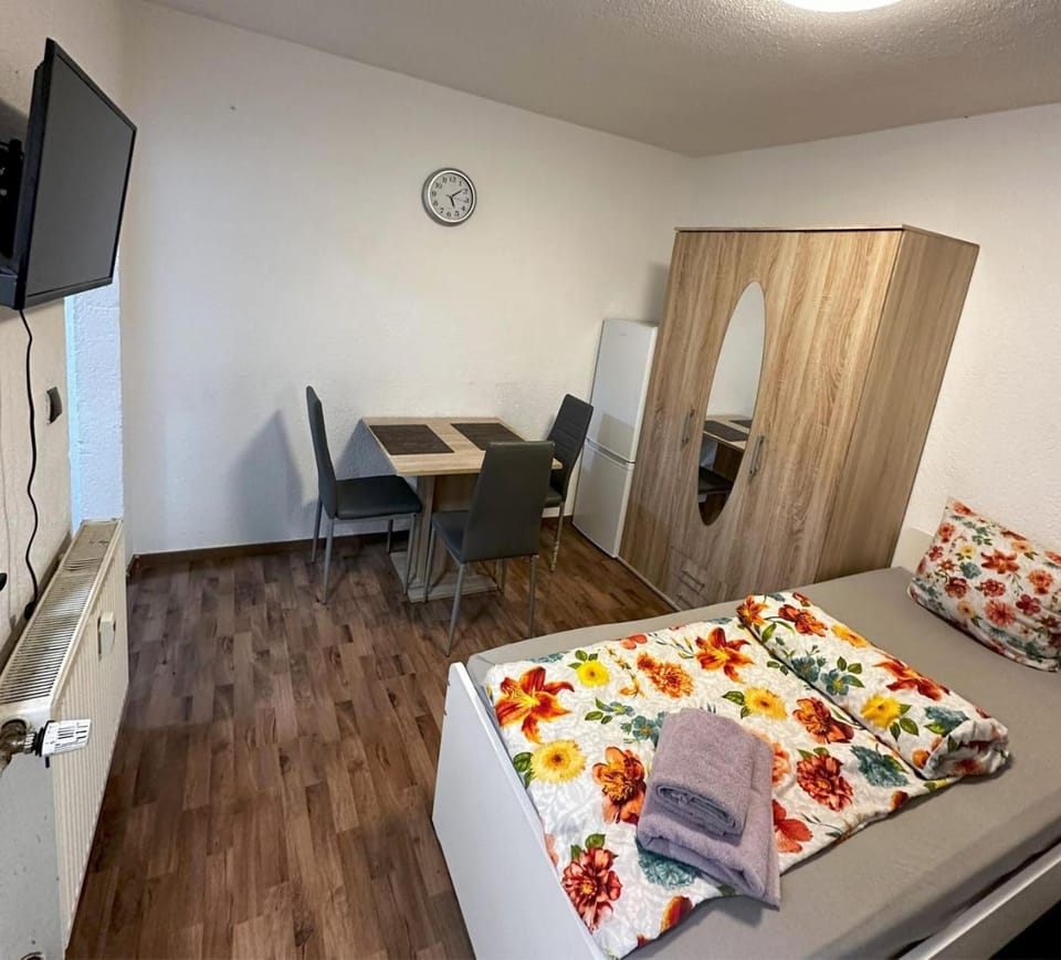 Bed, TV and multimedia, Photo of the whole room, Seating area, Bedroom, towels, wardrobe
