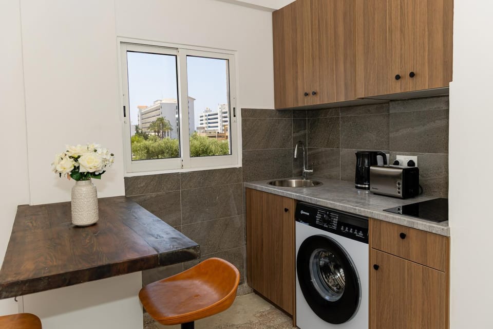 Coffee/tea facilities, Kitchen or kitchenette, stove, toaster, washing machine
