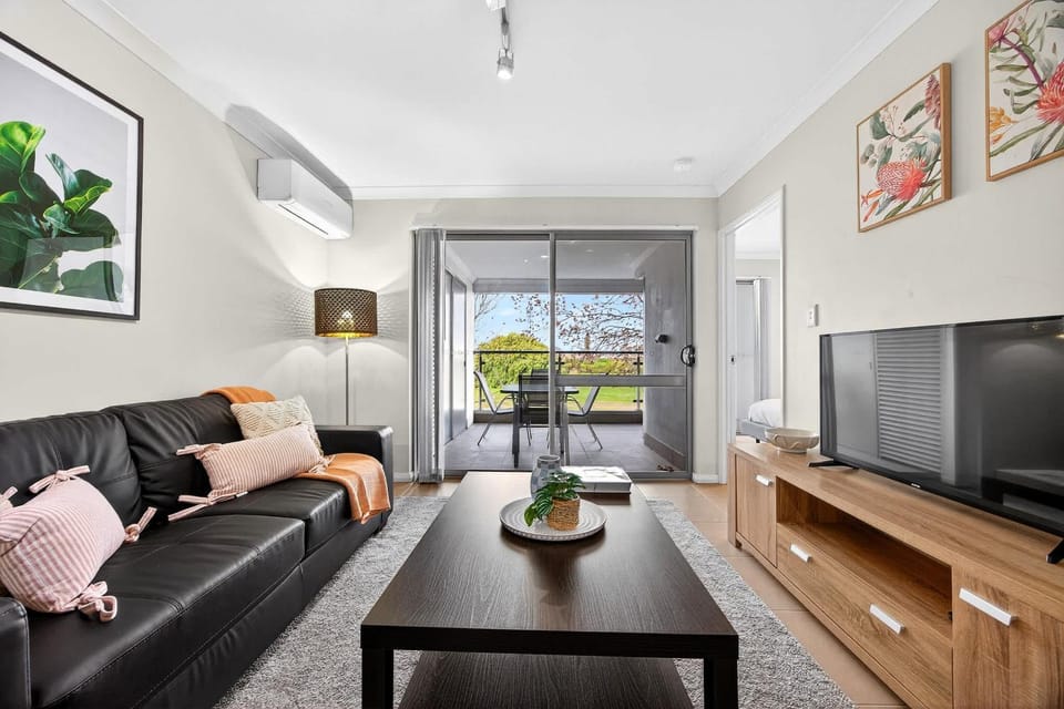 Coastal Comfort in Rockingham 2BR Apartment with Parking & Balcony Apartment in Perth