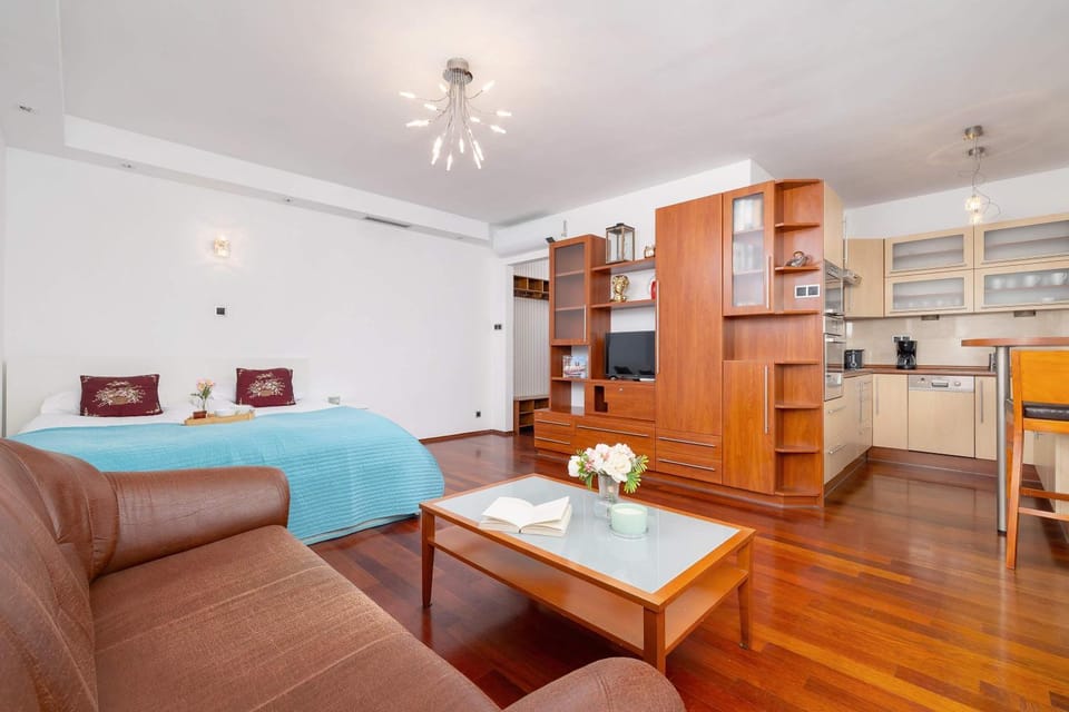 Kitchen or kitchenette, Seating area, stove