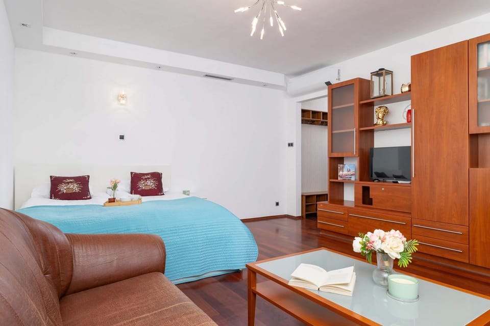 Communal lounge/ TV room, Bed, TV and multimedia, Living room, Photo of the whole room, Seating area, wardrobe