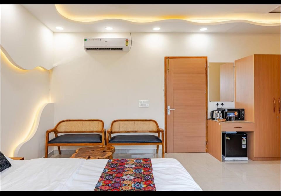 Bed, Seating area, minibar, oven, air conditioner