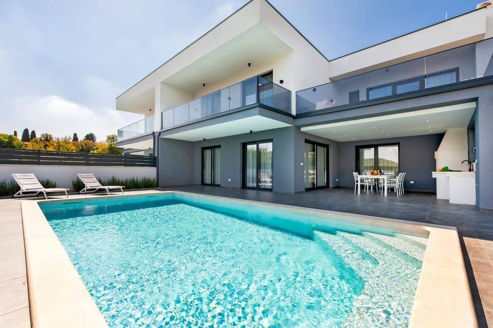 Property building, Day, Swimming pool