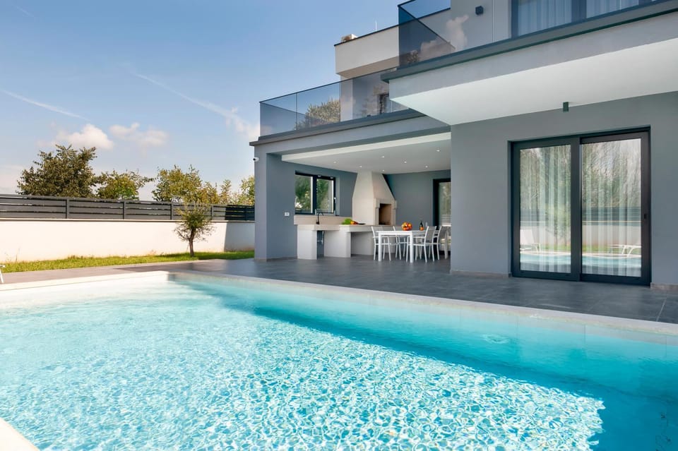 Property building, Day, Swimming pool