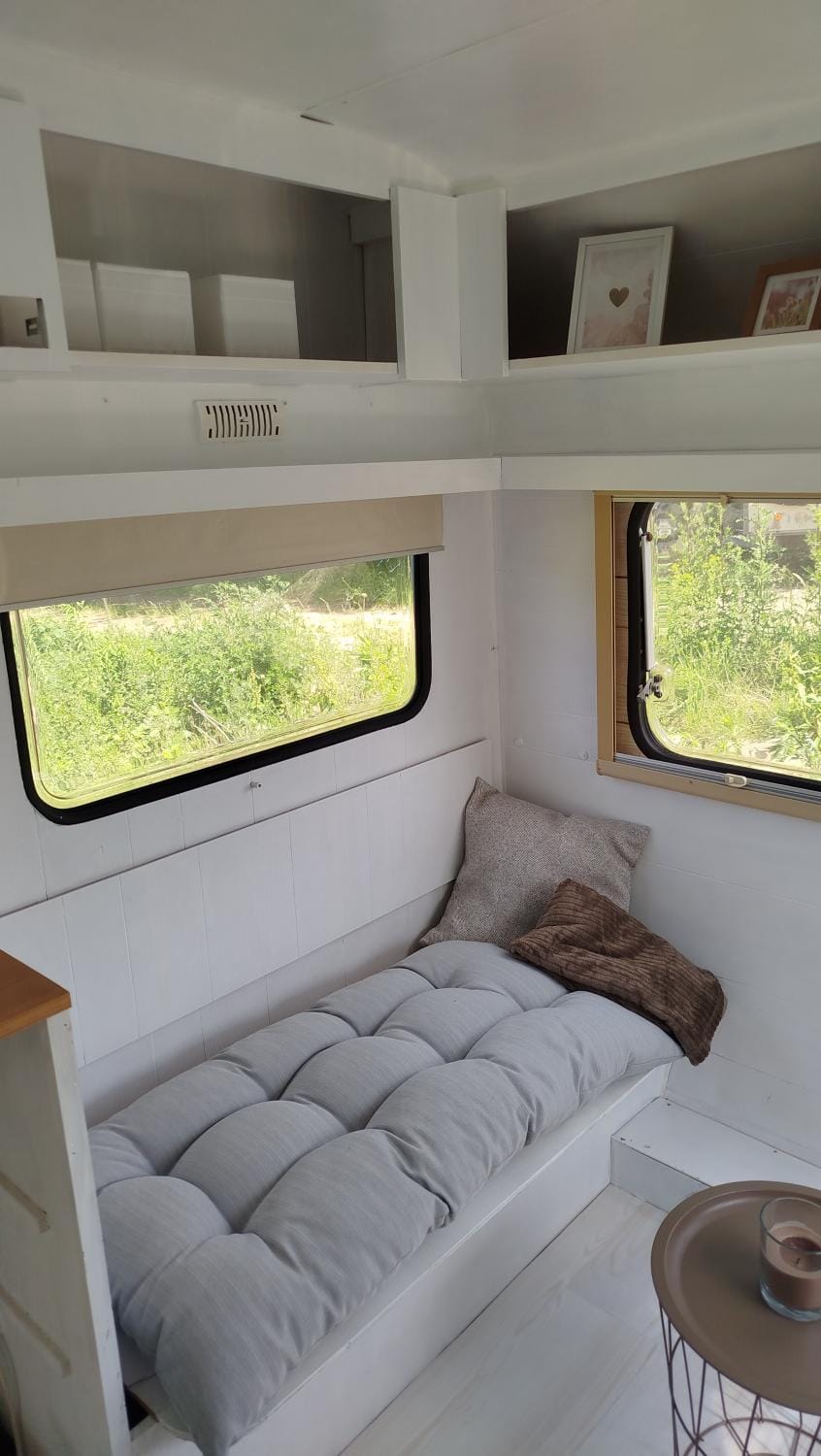 Heller Wohnwagen auf Tierschutz Landhof inmitten der Natur Campground/ 
RV Resort in Lubeck