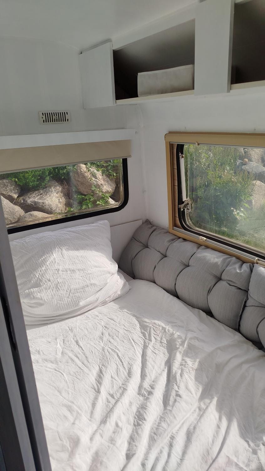 Heller Wohnwagen auf Tierschutz Landhof inmitten der Natur Campground/ 
RV Resort in Lubeck