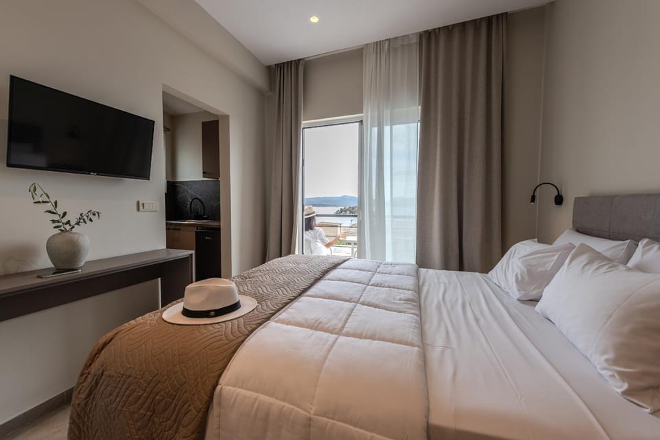 Bed, TV and multimedia, Bedroom