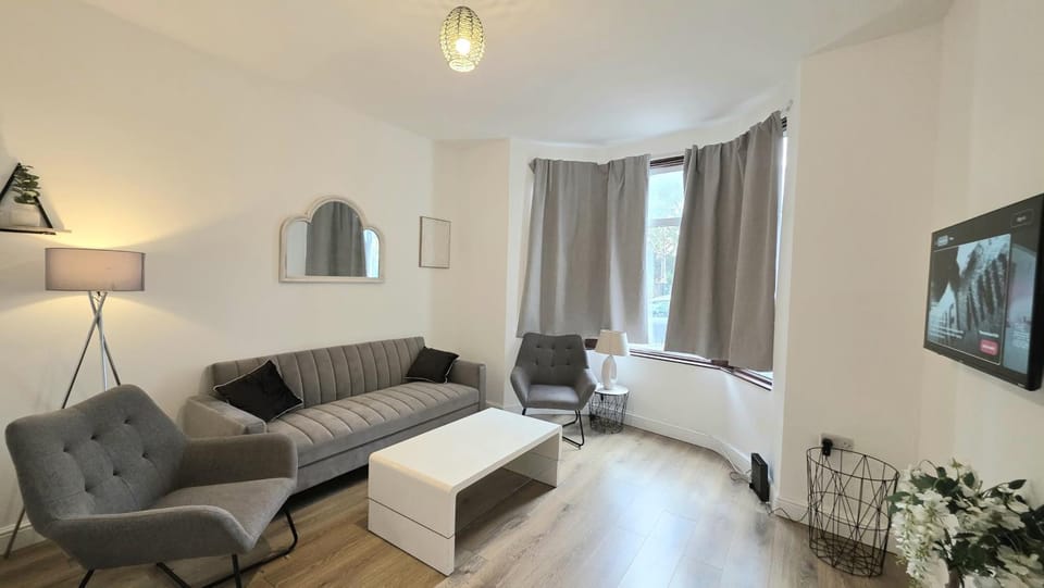 Luxury 8 Rooms & Garden near Excel London Apartment in London