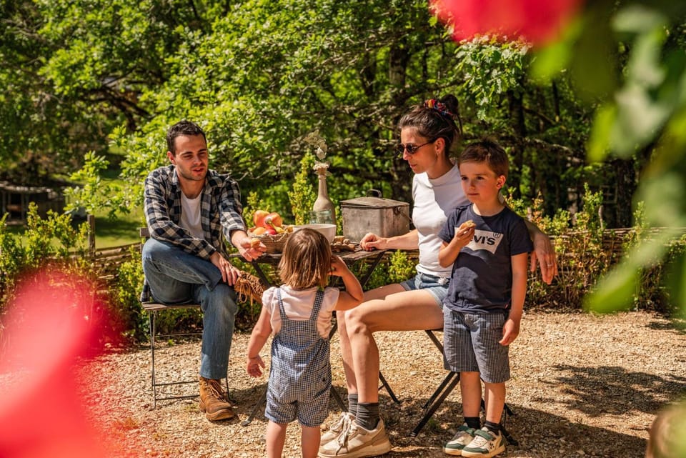Hébergement insolite en Dordogne Campground/ 
RV Resort in Nouvelle-Aquitaine