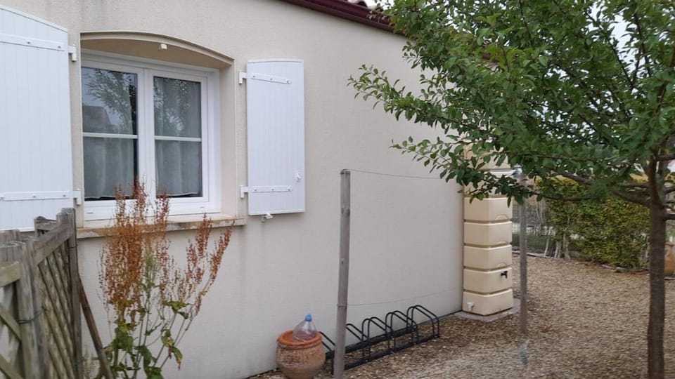 APPARTEMENT PRES DE ROYAN 7 MINUTES MER CONFORT CALME rdc espace détente jardin Apartment in Nouvelle-Aquitaine