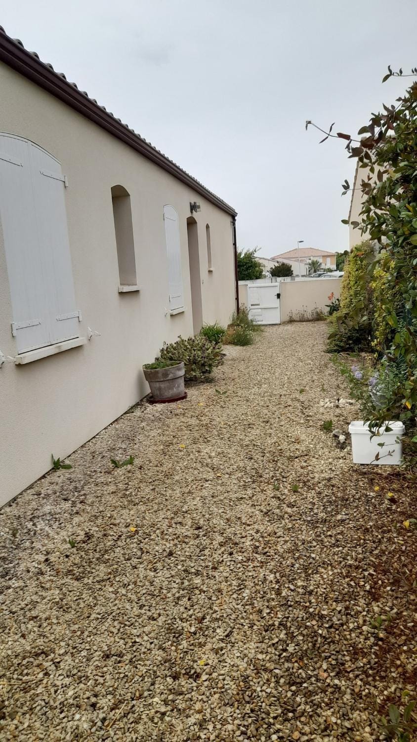 APPARTEMENT PRES DE ROYAN 7 MINUTES MER CONFORT CALME rdc espace détente jardin Apartment in Nouvelle-Aquitaine
