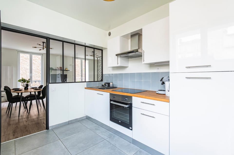 Kitchen or kitchenette, dishwasher, stove