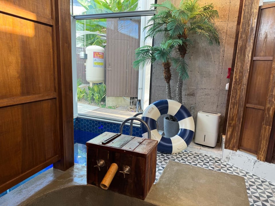 Hot Tub, Living room, Seating area, Swimming pool, Bath