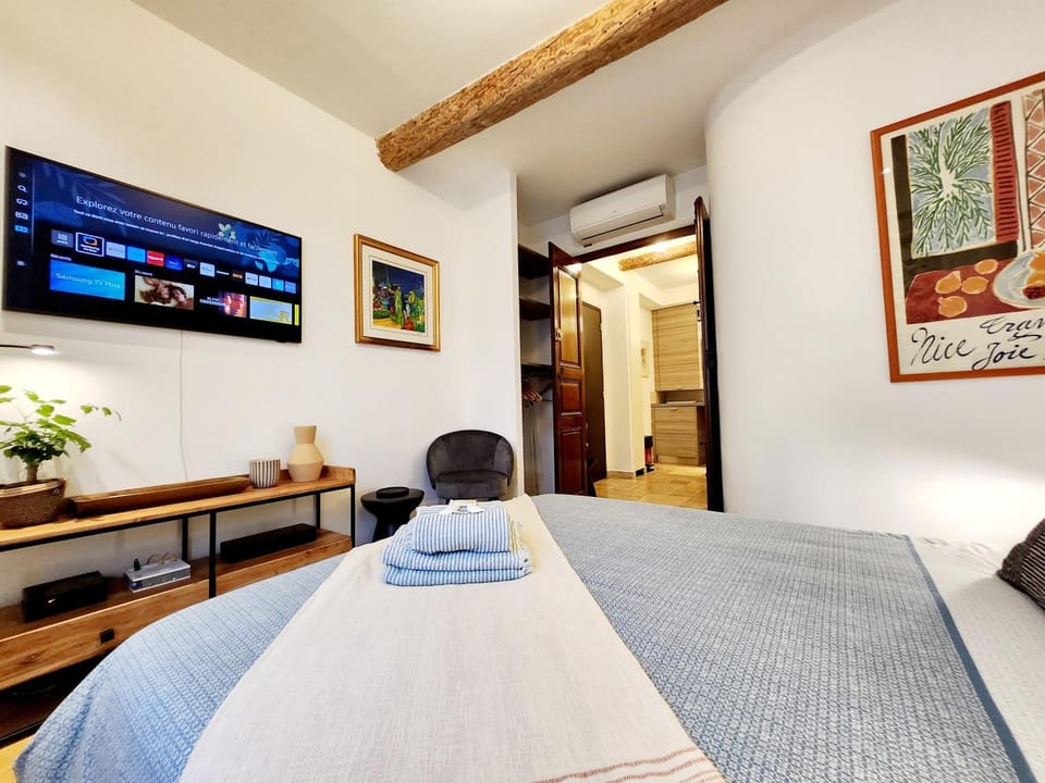 Photo of the whole room, Bedroom