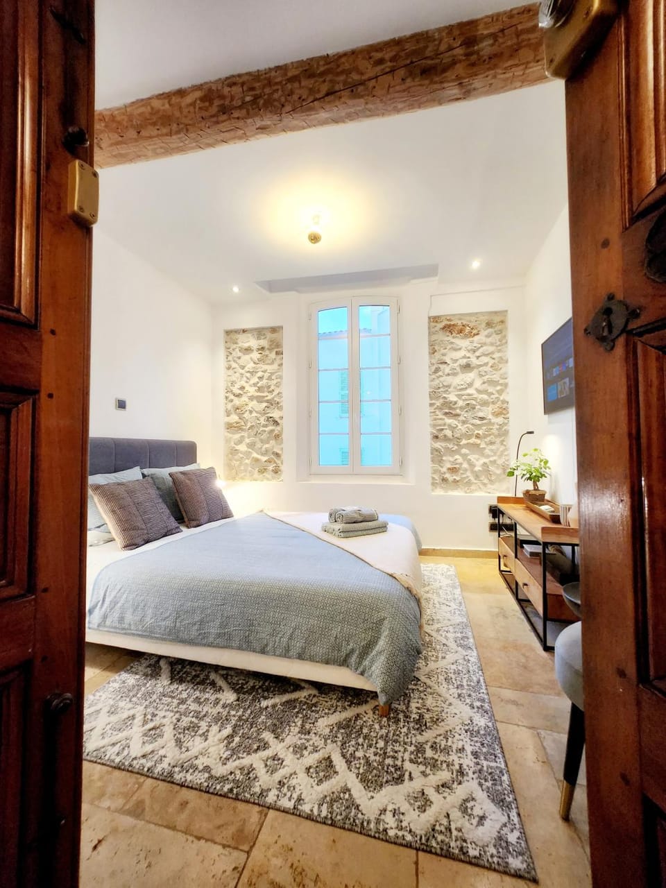 Bed, Photo of the whole room, Bedroom
