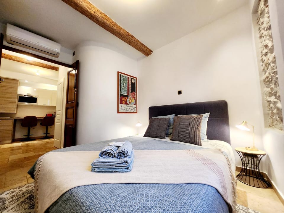 Photo of the whole room, Bedroom