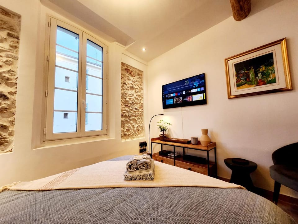 Photo of the whole room, Bedroom