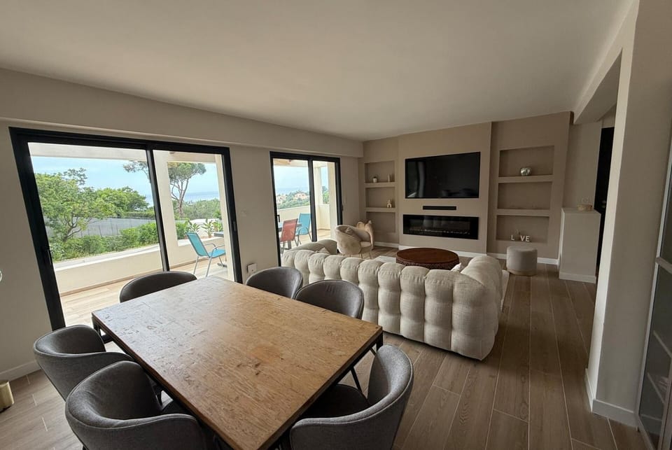 Communal lounge/ TV room, TV and multimedia, View (from property/room), Living room, Seating area, Dining area