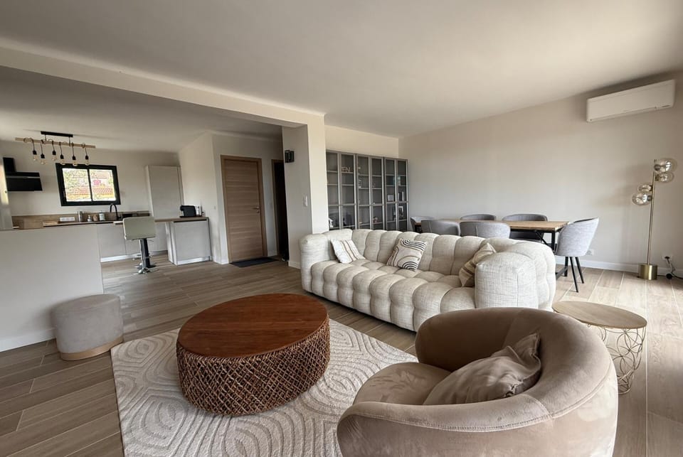 Kitchen or kitchenette, Living room, Seating area, air conditioner