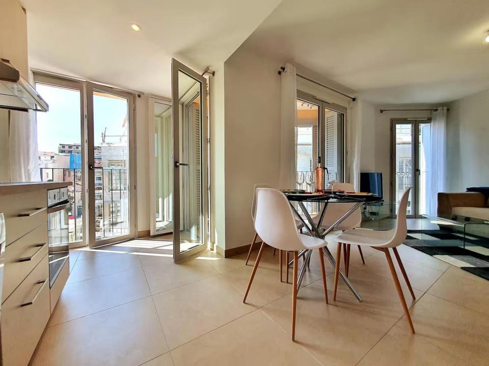 Kitchen or kitchenette, Dining area, stove