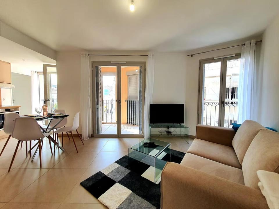 Communal lounge/ TV room, Seating area, Dining area