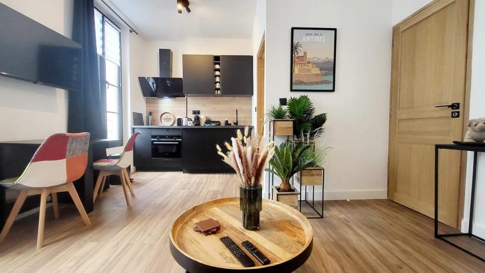 Kitchen or kitchenette, Seating area